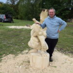 16.09.2022. Szydłów. Plener rzeźbiarski. Na zdjęciu Michał Grzymysławski. / Fot. Piotr Walczak - Urząd Miasta i Gminy Szydłów