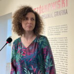 11.09.2022. Ostrowiec Świętokrzyski. Wystawa prac Leona Wyczółkowskiego w Pałacu Wielopolskich. Na zdjęciu Monika Kosteczko-Grajek - pracownica Muzeum Okręgowego im. Leona Wyczółkowskiego w Bydgoszczy, współkurator wystawy. / Fot. Emilia Sitarska - Radio Kielce