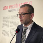 11.09.2022. Ostrowiec Świętokrzyski. Wystawa prac Leona Wyczółkowskiego w Pałacu Wielopolskich. Na zdjęciu dr Andrzej Przychodni - dyrektor Muzeum Historyczno-Archeologicznego. / Fot. Emilia Sitarska - Radio Kielce