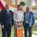 06.09.2022. Ożarów. Przekazanie laptopów potomkom pracowników Państwowych Gospodarstw Rolnych. Na zdjęciu (od lewej): Andrzej Gajek - członek zarządu powiatu opatowskiego, Radosław Bzduch - mieszkaniec Ożarowa i Marcin Majcher - burmistrz Ożarowa / Fot. Emilia Sitarska - Radio Kielce