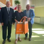 06.09.2022. Ożarów. Przekazanie laptopów potomkom pracowników Państwowych Gospodarstw Rolnych. Na zdjęciu (od lewej): Andrzej Gajek - członek zarządu powiatu opatowskiego, mieszkanka gminy Ożarów i Marcin Majcher - burmistrz Ożarowa / Fot. Emilia Sitarska - Radio Kielce