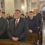 30.09.2022. Ostrowiec Św. Rocznica egzekucji przeprowadzonej przez Niemców. Na zdjęciu (od lewej): Artur Głąb - radny rady miasta, poseł Andrzej Kryj, Jarosław Górczyński - prezydent Ostrowca Św., za nim Włodzimierz Stec - radny rady miejskiej. / Fot. Emilia Sitarska - Radio Kielce