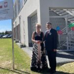 01.09.2022. Sadowie. Rozpoczęcie roku szkolnego i otwarcie sali fitness. Na zdjęciu: Marzena Urban-Żelazowska - wójt gminy Sadowie, poseł Andrzej Kryj / Fot. Emilia Sitarska - Radio Kielce