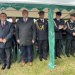 11.09.2022. Doły Biskupie. 100-lecie istnienia jednostki OSP. Na zdjęciu (od lewej): poseł Andrzej Kryj, Lech Łodej - burmistrz Kunowa, mł bryg. Tomasz Łyjak - z-ca komendanta PSP w Ostrowcu Św., Arkadiusz Bąk - radny sejmiku, Krzysztof Gajewski - wójt Waśniowa/ Fot. Emilia Sitarska - Radio Kielce