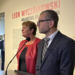 11.09.2022. Ostrowiec Świętokrzyski. Wystawa prac Leona Wyczółkowskiego w Pałacu Wielopolskich. Na zdjęciu (od prawej) dr Andrzej Przychodni - dyrektor Muzeum Historyczno-Archeologicznego, Marzena Dębniak - starosta ostrowiecki, Wojciech Mazan - pracownik Muzeum Historyczno-Archeologicznego. / Fot. Emilia Sitarska - Radio Kielce