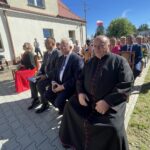 Szkoła w Ujeździe na nowy rok stała się większa - Radio Kielce 01.09.2022. Ujazd. Rozpoczęcie nowego roku szkolnego oraz otwarcie nowego pawilonu szkoły i boiska. Na zdjęciu (od lewej): Marek Staniek - burmistrz Iwanisk, poseł Krzysztof Lipiec, ks. Leszek Zajezierski - proboszcz parafii pw. św. Katarzyny Aleksandryjskiej w Iwaniskach / fot. Emilia Sitarska - Radio Kielce