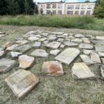 05.09.2022. Opatów. Układanie macew / Fot. Emilia Sitarska - Radio Kielce