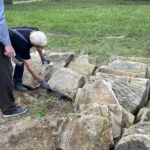 05.09.2022. Opatów. Układanie macew / Fot. Emilia Sitarska - Radio Kielce