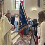 29.09.2022. Ostrowiec Św. Poświęcenie sztandaru Katolickiego Liceum Ogólnokształcącego im. ks. Marcina Popiela / Fot. Emilia Sitarska - Radio Kielce