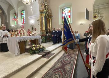 29.09.2022. Ostrowiec Św. Poświęcenie sztandaru Katolickiego Liceum Ogólnokształcącego im. ks. Marcina Popiela / Fot. Emilia Sitarska - Radio Kielce