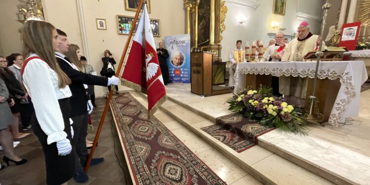 29.09.2022. Ostrowiec Św. Poświęcenie sztandaru Katolickiego Liceum Ogólnokształcącego im. ks. Marcina Popiela / Fot. Emilia Sitarska - Radio Kielce