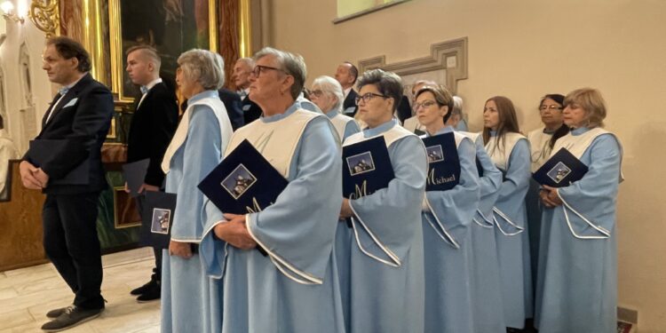 29.09.2022. Ostrowiec Św. Poświęcenie sztandaru Katolickiego Liceum Ogólnokształcącego im. ks. Marcina Popiela / Fot. Emilia Sitarska - Radio Kielce