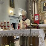 29.09.2022. Ostrowiec Św. Poświęcenie sztandaru Katolickiego Liceum Ogólnokształcącego im. ks. Marcina Popiela. Na zdjęciu: biskup Krzysztof Nitkiewicz / Fot. Emilia Sitarska - Radio Kielce