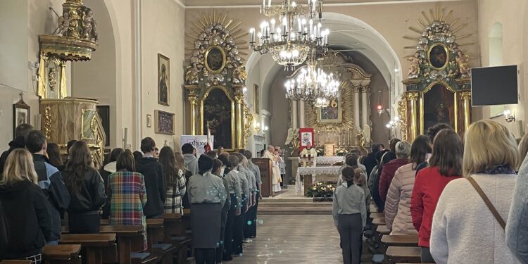 29.09.2022. Ostrowiec Św. Poświęcenie sztandaru Katolickiego Liceum Ogólnokształcącego im. ks. Marcina Popiela / Fot. Emilia Sitarska - Radio Kielce