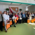 06.09.2022. Ożarów. Przekazanie laptopów potomkom pracowników Państwowych Gospodarstw Rolnych / Fot. Emilia Sitarska - Radio Kielce