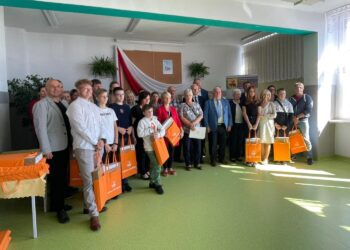 06.09.2022. Ożarów. Przekazanie laptopów potomkom pracowników Państwowych Gospodarstw Rolnych / Fot. Emilia Sitarska - Radio Kielce