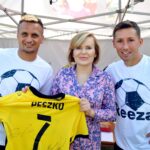 Piłkarskie Warsztaty z Gwiazdami - Sławomirem Peszko i Radosławem Majewskim. Na zdjęciu (od lewej): Sławomir Peszko, wiceminister sportu i turystyki Anna Krupka, Radosław Majewski / Fot. organizator