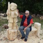 16.09.2022. Szydłów. Plener rzeźbiarski. Na zdjęciu Stanisław Panfil. / Fot. Piotr Walczak - Urząd Miasta i Gminy Szydłów