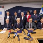 27.09.2022. Kielce. Podpisanie umowy na rozbudowę drogi wojewódzkiej 754 oraz rozbudowę mostu na rzece Kamiennej w Ostrowcu Świętokrzyskim / Fot. Urząd marszałkowski