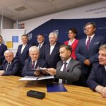 27.09.2022. Kielce. Podpisanie umowy na rozbudowę drogi wojewódzkiej 754 oraz rozbudowę mostu na rzece Kamiennej w Ostrowcu Świętokrzyskim / Fot. Urząd marszałkowski