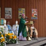 04.09.2022. Huta Komorowska. XV Dni Kardynała Adama Kozłowieckiego. Na zdjęciu (w środku): bp Krzysztof Nitkiewicz - ordynariusz diecezji sandomierskiej / Fot. ks. Wojciech Kania