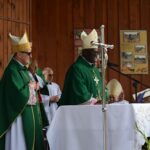 04.09.2022. Huta Komorowska. XV Dni Kardynała Adama Kozłowieckiego. Na zdjęciu (w środku): bp Krzysztof Nitkiewicz - ordynariusz diecezji sandomierskiej i abp Lusaki Alick Bandy / Fot. ks. Wojciech Kania