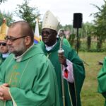 04.09.2022. Huta Komorowska. XV Dni Kardynała Adama Kozłowieckiego. Na zdjęciu (w środku): bp Krzysztof Nitkiewicz - ordynariusz diecezji sandomierskiej i abp Lusaki Alick Bandy / Fot. ks. Wojciech Kania