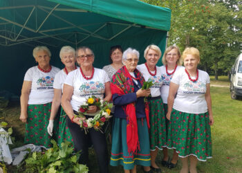 Bebelanki wiły wianki. W Tokarni trwały warsztaty ziół i kwiatów - Radio Kielce