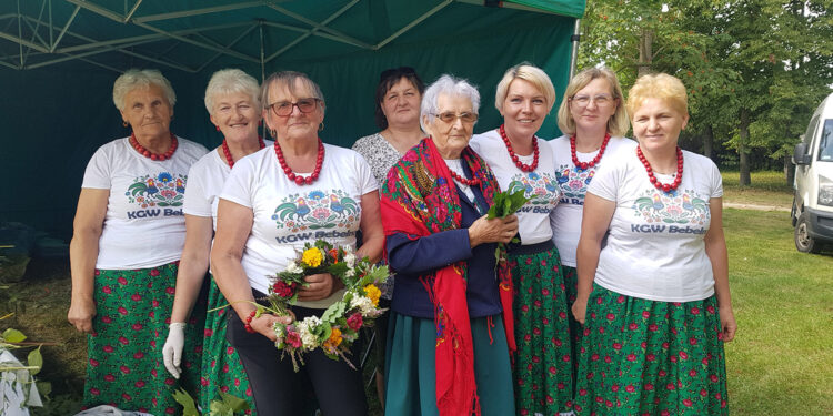 Bebelanki wiły wianki. W Tokarni trwały warsztaty ziół i kwiatów - Radio Kielce