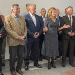 12.09.2022. Ostrowiec Świętokrzyski. Otwarcie regionalnego biura dla okręgu regionalnego nr 82. Na zdjęciu (od lewej): Andrzej Bętkowski – marszałek województwa świętokrzyskiego, poseł Andrzej Kryj, senator Jarosław Rusiecki, poseł Agata Wojtyszek – pełnomocnik północnego okręgu Prawa i Sprawiedliwości, Ryszard Gliwiński – sekretarz północnych struktur PiS, Anna Paluch – skarbnik północnych struktur PiS. / Fot. Emilia Sitarska - Radio Kielce