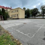 22.09.2022. Kielce. Szkoła Podstawowa nr 2. Plac, na którym powstanie nowe boisko / fot. Wiktor Taszłow - Radio Kielce