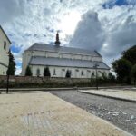 20.09.2022. Bodzentyn. Budowa parkingu obok kościoła / Fot. Wiktor Taszłow - Radio Kielce