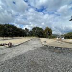 20.09.2022. Bodzentyn. Budowa parkingu obok kościoła / Fot. Wiktor Taszłow - Radio Kielce