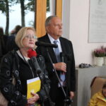 10.09.2022. Busko-Zdrój. Odsłonięcie tablicy pamięci Mariana Dworczyka i jego żony. Na zdjęciu (od lewej): Ewa Dworczyk - wnuczka Haliny i Mariana Dworczyków i Jarosław Zatorski - inicjator upamiętnienia państwa Dworczyków. / Fot. Marta Gajda-Kruk - Radio Kielce