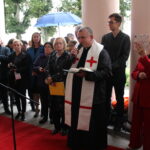 10.09.2022. Busko-Zdrój. Odsłonięcie tablicy pamięci Mariana Dworczyka i jego żony. Tablicę poświęcił Ksiądz Andrzej Jankowski proboszcz parafii św. Brata Alberta w Busku-Zdroju. / Fot. Marta Gajda-Kruk - Radio Kielce