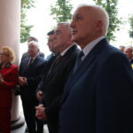 10.09.2022. Busko-Zdrój. Odsłonięcie tablicy pamięci Mariana Dworczyka i jego żony. Na zdjęciu (od prawej): Waldemar Sikora - burmistrz Buska-Zdroju, Andrzej Bętkowski - marszałek województwa, Michał Dworczyk - szef Kancelarii Prezesa Rady Ministrów, a jednocześnie wnuk upamiętnionych Dworczyków, poseł Krzysztof Lipiec, z tyłu Robert Frey - prezes Uzdrowiska Busko-Zdrój. / Fot. Marta Gajda-Kruk - Radio Kielce