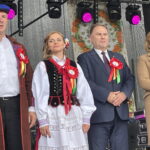 11.09.2022. Bogoria. Dożynki Wojewódzkie. Na zdjęciu (od lewej): starostowie dożynek Jarosław Kaczmarek i Ewelina Witaszek, poseł Marek Kwitek, wiceminister Anna Krupka. / Fot. Anna Głąb - Radio Kielce
