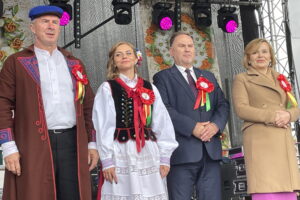 11.09.2022. Bogoria. Dożynki Wojewódzkie. Na zdjęciu (od lewej): starostowie dożynek Jarosław Kaczmarek i Ewelina Witaszek, poseł Marek Kwitek, wiceminister Anna Krupka. / Fot. Anna Głąb - Radio Kielce