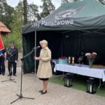 11.09.2022. Henryków, gmina Małogoszcz. Odsłonięcie pomnika poświęconego walce Brygady Świętokrzyskiej. Na zdjęciu dr Dorota Koczwańska-Kalita - naczelnik kieleckiej delegatury Instytutu Pamięci Narodowej. / Fot. Michał Kita - Radio Kielce