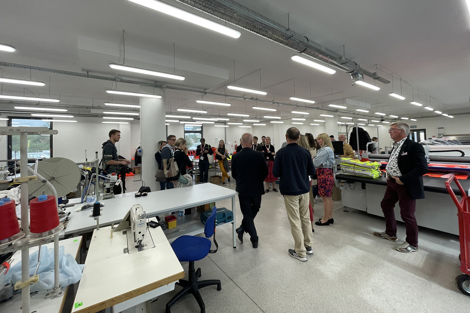 Wizyta studyjna Europejskiego Parlamentu Wiejskiego w gminie Baćkowice - Radio Kielce Baćkowice. Wizyta studyjna w szwalni / Fot. Emilia Sitarska - Radio Kielce