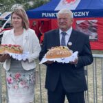 03.09.2022. Bałtów. Dożynki powiatowo-gminne. Na zdjęciu (od lewej): Ewelina Łaska - starosta dożynek i Bogusław Mąka - starosta dożynek / Fot. Emilia Sitarska - Radio Kielce