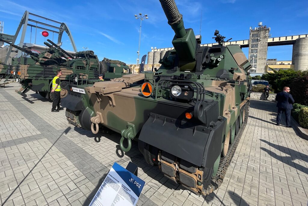 Kielce. Targi Kielce. MSPO. Polskie samobieżne armatohaubice Krab / Fot. Wiktor Taszłow - Radio Kielce