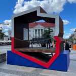 01.09.2022. Kielce. Rynek. Ławka obudowana biało-czerwonymi konturami mapy Polski / Fot. Wiktor Taszłow - Radio Kielce