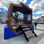 01.09.2022. Kielce. Rynek. Ławka obudowana biało-czerwonymi konturami mapy Polski / Fot. Wiktor Taszłow - Radio Kielce