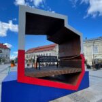 01.09.2022. Kielce. Rynek. Ławka obudowana biało-czerwonymi konturami mapy Polski / Fot. Wiktor Taszłow - Radio Kielce