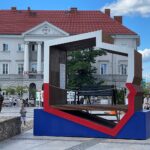 01.09.2022. Kielce. Rynek. Ławka obudowana biało-czerwonymi konturami mapy Polski / Fot. Wiktor Taszłow - Radio Kielce