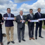 09.09.2022. Micigózd w gminie Piekoszów. Otwarcie wyremontowanej ulicy Południowej. Na zdjęciu (od lewej): Robert Ślemp – sołtys Micigozdu, Cezary Majcher – członek zarządu powiatu, poseł Krzysztof Lipiec, senator Krzysztof Słoń, Zbigniew Piątek - wójt Piekoszowa, Paweł Zalewski - radny Piekoszowa. / Fot. Michał Kita - Radio Kielce