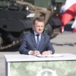 05.09.2022. Kielce. 30. Międzynarodowy Salon Przemysłu Obronnego. Podpisanie umowy na dostawy nowoczesnego polskiego uzbrojenia. Na zdjęciu: Mariusz Błaszczak - wicepremier, minister obrony narodowej / Fot. Wiktor Taszłow - Radio Kielce