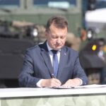 05.09.2022. Kielce. 30. Międzynarodowy Salon Przemysłu Obronnego. Podpisanie umowy na dostawy nowoczesnego polskiego uzbrojenia. Na zdjęciu: Mariusz Błaszczak - wicepremier, minister obrony narodowej / Fot. Wiktor Taszłow - Radio Kielce