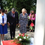 04.09.2022. Pińczów. Obchody 83. rocznicy wybuchu II wojny światowej. Na zdjęciu (od lewej): Sekretarz Powiatu: Wioletta Usnarska, starosta pińczowski Zbigniew Kierkowski, Małgorzata Adamczyk ze Starostwa Powiatowego w Pińczowie / Fot. Marta Gajda-Kruk - Radio Kielce